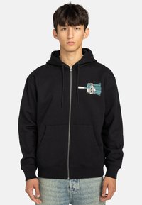Felpa nera con zip, realizzata in misto cotone. Presenta una tasca frontale, cappuccio con cordino e una stampa grafica sulla parte sinistra del petto.