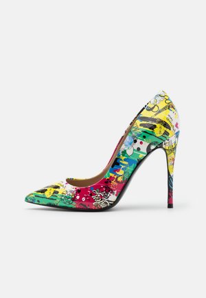 Scarpa da donna con tacco alto e punta appuntita, con un motivo astratto colorato in stile graffiti nei colori giallo, verde, rosso, blu e nero.