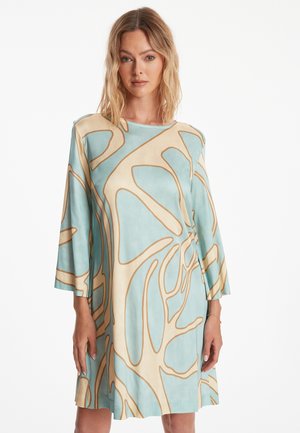 Robe aqua avec un motif abstrait beige, manches trois-quarts et encolure ronde, en tissu lisse avec une coupe ample.