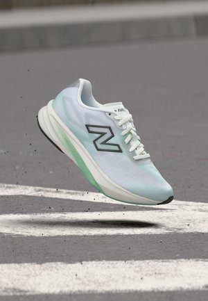 New Balance FUELCELL FLITE-R - Chaussures de running sur route - white/bright mint/black