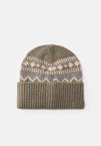 Gorro de malha em verde oliva com punho canelado. Apresenta um padrão geométrico em creme e azul claro na parte superior. Textura suave.