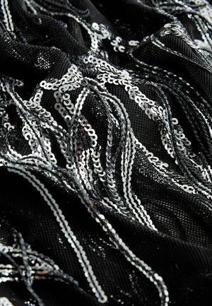 Fekete szövet, ezüst pailletten díszítve, amely texturált, csillogó mintázatot alkot. A paillettetek áramló, hullámszerű formákat hoznak létre az anyagon.