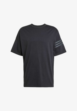 Camiseta de algodón negra con cuello redondo, mangas cortas y tres franjas horizontales gris en el hombro izquierdo. Textura suave y corte relajado.