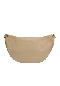 Béžová kožená kabelka s měkkým, texturovaným povrchem, s zakřiveným tvarem a stříbrnými kovovými doplňky na popruzích.
