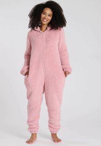 Roze fleece onesie met een textuur van pluizig oppervlak, lange mouwen, een capuchon en zijzakken. De manchet is gathered bij de enkels.