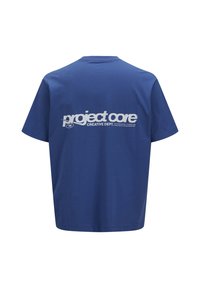 Camiseta de algodón azul con escote redondo y mangas cortas. La parte posterior muestra un gran texto en blanco: "project care CREATIVE DEPT."