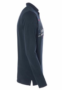 Navyblaues Langarm-Polohemd mit Kragen, mit einem bedruckten Design auf der Brust und seitlichen Schlitzen am Saum. Aus weichem Baumwollmaterial.