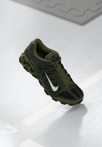 Ei valittu, sequoia/summit white/med olive/black