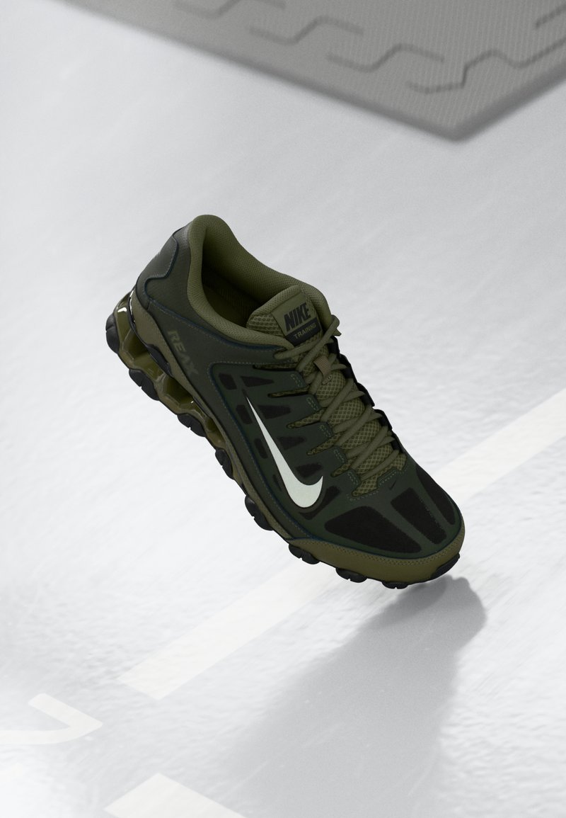 Καλτσόκουμπα Nike εκπαίδευσης σε σκούρο πράσινο και μαύρο δίχτυ, με λευκό σήμα, επενδεδυμένο κολάρο και χαρακτηριστικό σχεδιασμό των μαξιλαρωτών σόλων.