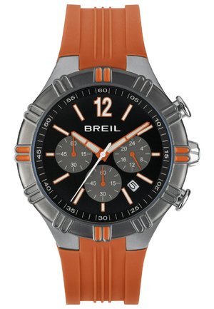 Orologio cronografo con quadrante nero, dettagli arancioni, cassa in argento e cinturino in gomma arancione. Presenta tre quadranti grigi più piccoli e display della data.