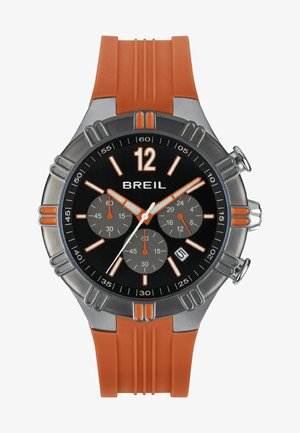 Orologio cronografo con quadrante nero, dettagli arancioni, cassa in argento e cinturino in gomma arancione. Presenta tre quadranti grigi più piccoli e display della data.