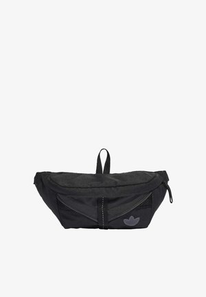 Schwarze Stoff-Gürteltasche mit einer vorderen Reißverschlusstasche, einer Schlaufe oben und einem kleinen Adidas-Logo in der unteren rechten Ecke.