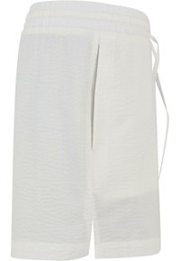 Hvite shorts laget av teksturert stoff, med elastisk midjebånd, snor og en sidelomme med snittdesign.