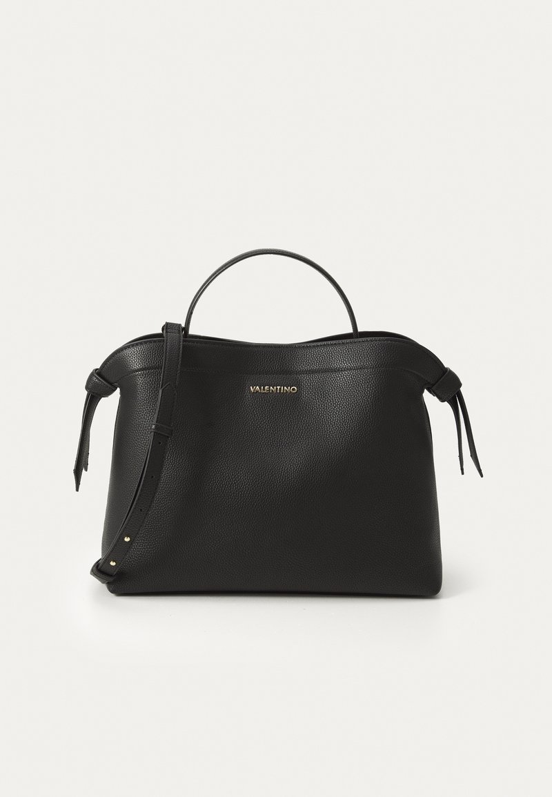 Bolso de mano de cuero negro con un acabado texturizado, asa superior, cinturón de hombro desmontable y detalle de logo dorado. Presenta lazos laterales y hardware minimal.