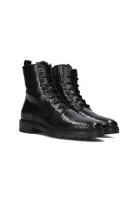 Zwarte leren enkelboots met een gestructureerde, met slangenhuidachtige afwerking. Voorzien van veters, een stevige zool en een gewatteerde kraag voor ondersteuning.