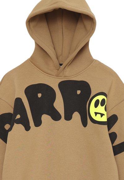 Felpa in cotone marrone con una grande scritta nera che gocciola che dice "DARR" e una grafica di un sorriso giallo con zanne. Realizzata con un cappuccio regolabile.