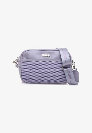 Borsa a tracolla viola con parte superiore liscia e sezione inferiore in rete. Include una tracolla personalizzata e accessori in argento per la regolazione.