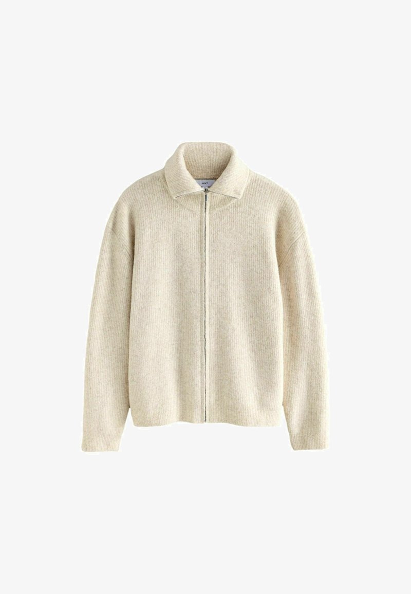 Cremefarvet strikket cardigan med ribbet struktur, høj krave og lynlås foran. Har dropped shoulders og lange ærmer, uden mønstre.