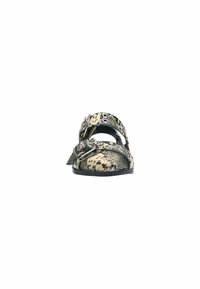 Zwart en crèmekleurig schoenen met slangenprint, met een ronde neus, een gespsluiting en een gestructureerde bovenkant. Voorzien van een lage zwarte zool en decoratieve hardware.