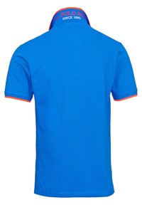 Modra polo majica s klasičnim dizajnom, ima ovratnik in robove rokavov z oranžnimi poudarki ter napis "U.S. POLO ASSN. SINCE 1890".