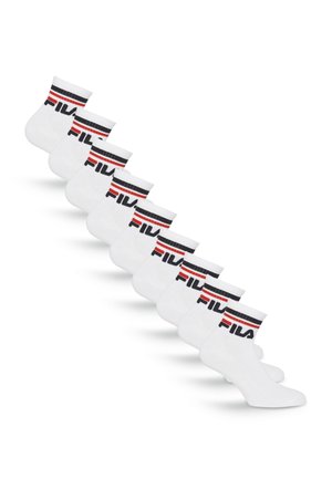 Dieci paia di calzini bianchi alla caviglia con righe nere e rosse e il logo FILA sui polsini, disposti in una linea diagonale.
