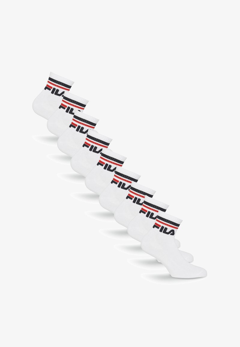 Dix paires de chaussettes basses blanches avec des rayures noires et rouges et le logo FILA sur les bord-côtes, disposées en ligne diagonale.