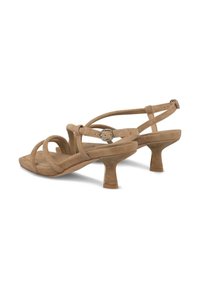 Beige suède hoge hakken sandalen met een gebogen strap ontwerp, een verstelbare enkelband met een metalen gesp en een blokhak.