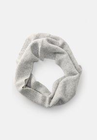 Sciarpa infinity grigia lavorata a maglia con un motivo a spina di pesce, dal texture morbida e dalla forma circolare continua.