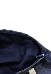 Navypotzak met een gladde donkere voering, voorzien van een rits sluiting en een binnenzak. De tas heeft een gestructureerde, rechthoekige vorm.