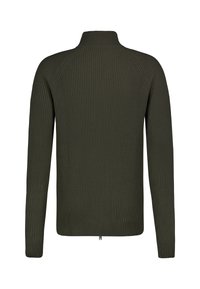 Rippstrick-Pullover mit langen Ärmeln in Dunkelgrün und hohem Kragen. Verfügt über ein strukturiertes Strickmuster und einen geraden Saum mit einem kleinen Etikett am unteren Ende.