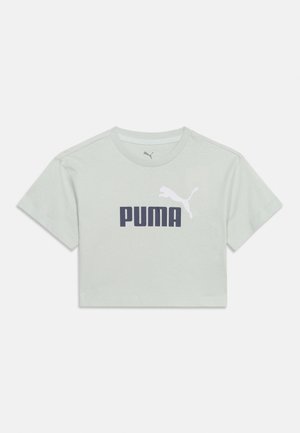 Lysegrå crop top Puma T-shirt med korte ærmer og Puma-logo i mørkeblå og hvid på brystet.