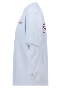 Lichtblauw katoenen T-shirt met korte mouwen, ronde hals en bordeauxrode bedrukking aan de voorkant, met een klein label aan de zijkant.