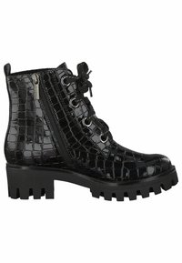 Bottes noires à la cheville en cuir verni texturé imitant le crocodile, avec des lacets à l'avant et des œillets en métal, ainsi qu'une semelle épaisse et robuste.