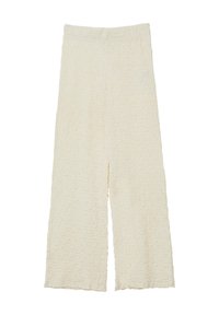 Pantalons à jambes larges en tissu texturé, de couleur crème avec un motif léger froissé et une coupe droite.