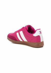 Scarpa sportiva rosa con strisce bianche, suola in gomma e dettagli in suede. Presenta una punta arrotondata e un colletto imbottito per il massimo comfort.