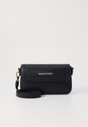 Borsa a tracolla in pelle nera con logo dorato "Valentino", chiusura a pattina, tracolla removibile e superficie testurizzata. Forma rettangolare compatta.