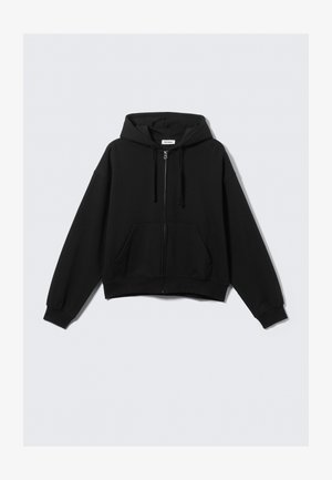 Musta lyhyt huppari vetoketjulla edessä, kiristysnauhalla varustettu huppu, pitkät hihat ja sivutaskut; pehmeästä, teksturoidusta kankaasta valmistettu.