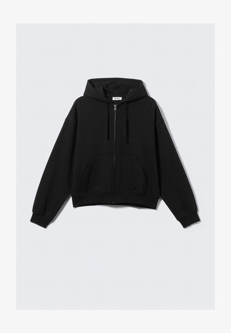 Sort cropped hættetrøje med lynlås foran, snøre i hætten, lange ærmer og sidelommer; lavet af et blødt, tekstureret stof.