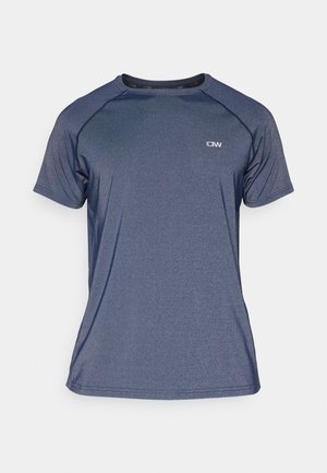 Tumši zila sporta T-krekls ar apaļu kaklu, īsām piedurknēm un gludu audumu; tam ir neliels logotips uz krūtīm.