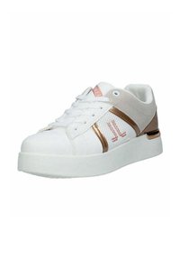 Sneakers bianchi con una tomaia liscia, un pannello in suede color beige chiaro, dettagli in oro rosa metallico e una suola spessa bianca. Presentano una punta arrotondata e i lacci.