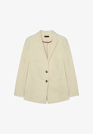 Blazer crema con solapa muesca, dos bolsillos frontales y dos botones negros mate. Presenta un forro interior rojo contrastante.