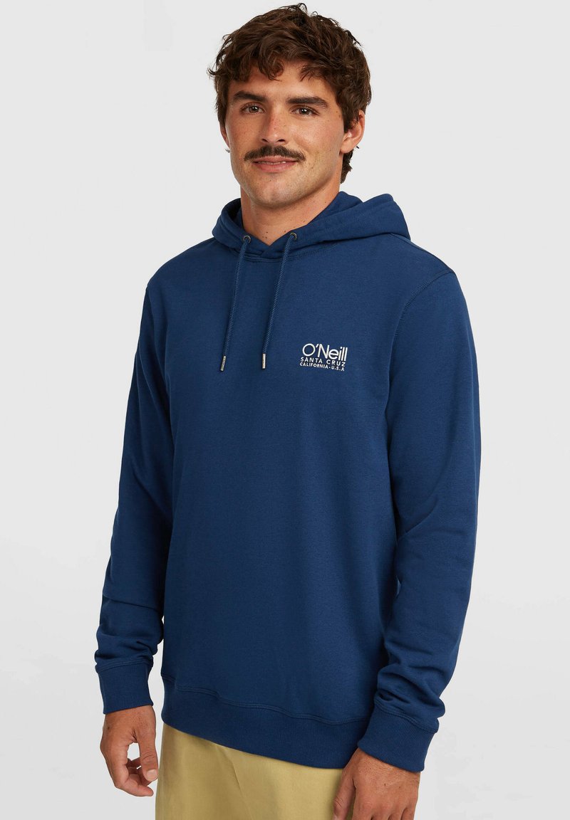 Sweat à capuche bleu marine en tissu doux, avec un petit logo blanc sur la poitrine et des cordons ajustables à la capuche.