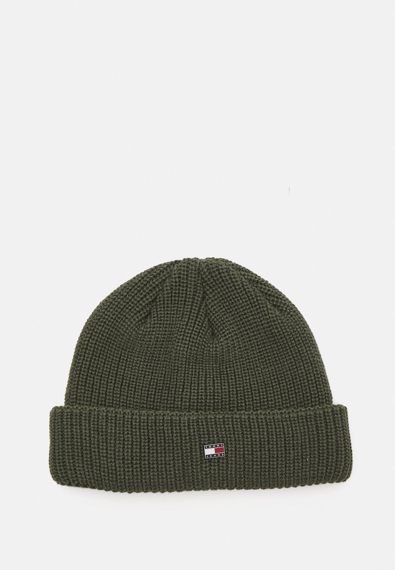 Gorro de malha em verde escuro, com uma aba dobrável e um pequeno emblema. Feito de um tecido texturizado com um ajuste confortável.