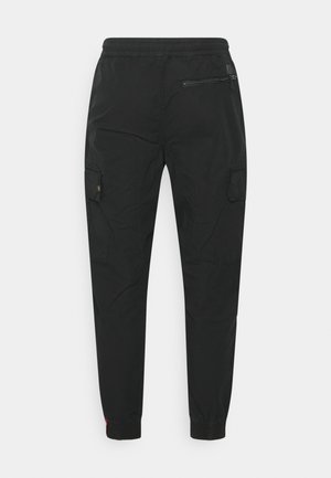 Čierne cargo nohavice s elastickým pásom, bočnými vreckami a zipsovým vreckom na chrbte. Hladká textúra a zúžený strih v oblasti členkov.