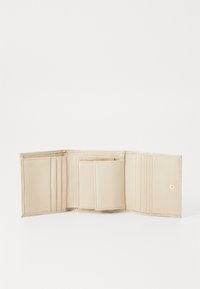 Portafoglio in pelle beige con finitura testurizzata, dotato di più scomparti per carte, una tasca per monete e chiusura a pressione. L'interno è liscio e minimalista.
