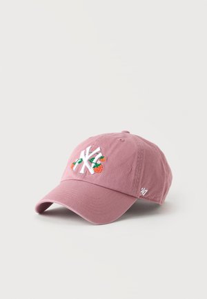 Roze baseballpet met wit "NY" logo, geborduurd met kleine rode aardbeien en groene bladeren aan de voorkant.