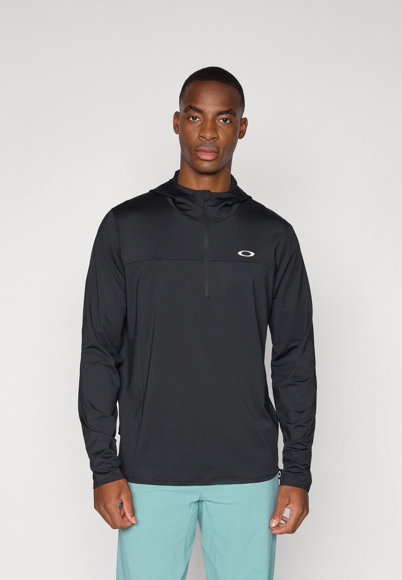 Schwarzes langärmliges Hoodie-Shirt mit einem Halb-Reißverschluss-Design und einem kleinen Logo auf der Brust. Aus leichtem, glattem Material gefertigt.
