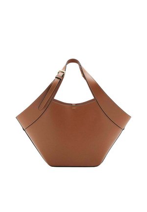 Bolso de mano de cuero marrón con una amplia correa de hombro ajustable y forma geométrica de trapecio sobre fondo blanco.