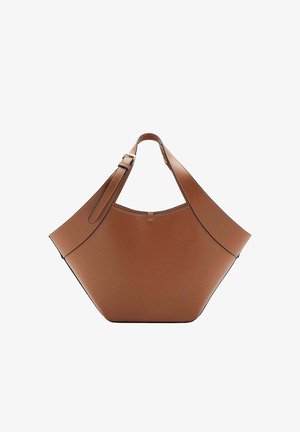 Bolso de mano de cuero marrón con una amplia correa de hombro ajustable y forma geométrica de trapecio sobre fondo blanco.