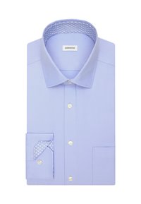 Lichtblauw herenshirt met witte knopen, gemusterde binnenkraag en manchet, en een voorzak, netjes gevouwen.